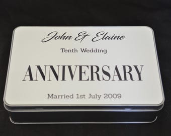 Caja de almacenamiento personalizada para el 10.º aniversario de bodas. Personalízala con tu nombre y fecha. Regalo de aniversario. AT-2 +MDRN+