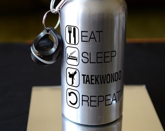 CADEAU DE TAEKWONDO. Eat Sleep Taekwondo Sublimation imprimée bouteille d’eau de 500ml. Cadeau personnalisé. Accessoire de sport. Boissons froides SVR