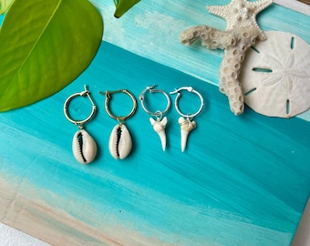 Pendientes de aro pequeños con forma de diente de tiburón y concha de cauri: joyería playera de sirena.