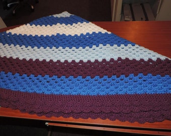 Gehaakte blauwe, paarse en witte gooien/deken met geschulpte rand