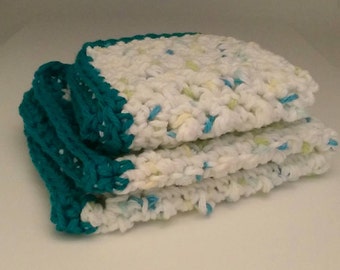 Haak wit gespikkelde washandje en handdoek met groene Boarder