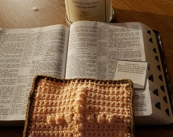 Gehaakte perzik en bruine gebedsdoek