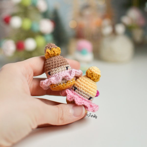 Patrón ESPAÑOL/INGLÉS de Mini hada de azúcar amigurumi, guía de tejido para principiantes, mini sugar plum fairy amigurumi, mini amigurumi