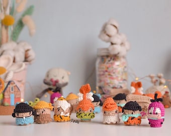 Confezione da 8 mini modelli amigurumi della serie I Flintstones (in spagnolo/inglese): Fred, Wilma, Pebbles, Dino, Betty, Barney, BamBam e la mini casa.