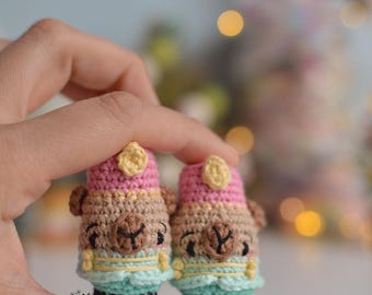 Patrón ESPAÑOL/INGLÉS de mini capibara cascanueces amigurumi | mini adorno de navidad amigurumi | capibara cascanueces | patrón fácil