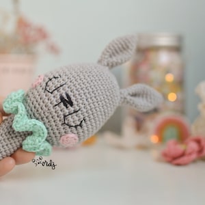 Spanish/English pattern to knit a rattle in the shape of a rabbit, pattern in pdf, knitting guide for beginners, gift for baby, amigurumi