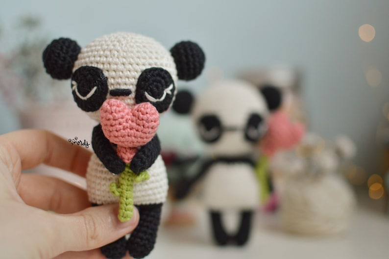 SPANISH/ENGLISH pattern of amigurumi panda bear with bamboo and heart balloon amigurumi pattern intermediate level valentine pattern image 2