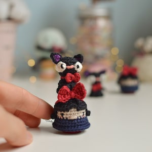 Patrón ESPAÑOL/INGLÉS mini Kiki y Jiji amigurumi | patrón fácil para principiantes | patrón mini gato negro y mini muñeca amigurumi