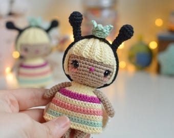 Patrón Español/INGLÉS para tejer a Honey la abeja reina amigurumi | muñeca amigurumi |niña abeja reina | patrón apto para principiantes