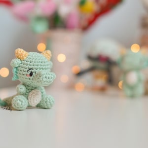 ANGIELSKI/HISZPAŃSKI wzór mini smoka amigurumi i mini darumy | mini japońska daruma amigurumi | wzór amigurumi dla początkujących