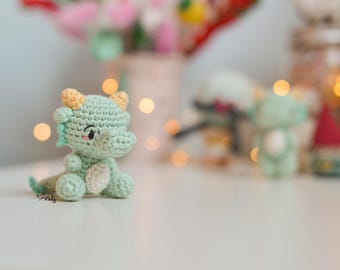 Patrón INGLÉS/ESPAÑOL de un mini dragón amigurumi y un mini daruma | mini daruma japonés amigurumi | patrón amigurumi para principiantes