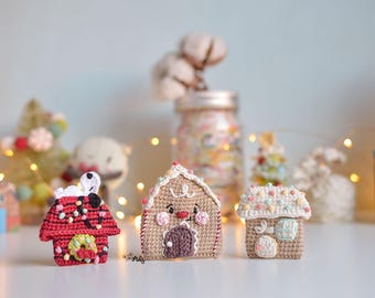 Patrón ESPAÑOL/INGLÉS para tejer casas de jengibre amigurumi y la casa de Snoopy decorada de Navidad | patrones de Navidad | 3 in 1 pattern