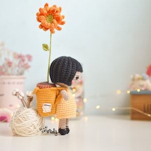 Knitting pattern-guide in SPANISH/ENGLISH to make a doll with her backpack and daisy. Amigurumi doll Ana, amigurumi backpack, crochet flower