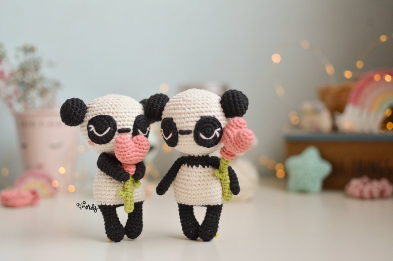 SPANISH/ENGLISH pattern of amigurumi panda bear with bamboo and heart balloon amigurumi pattern intermediate level valentine pattern image 1