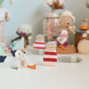 Spanskt/engelskt amigurumimönster för att göra en minimås, sardin, segelbåt och fyr | amigurumi-girlang med nautiskt tema