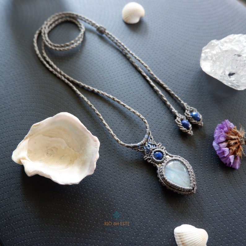 Pendentif Pléiades, Pierre de Lune Arc-en-ciel et Lapis Lazuli image 7