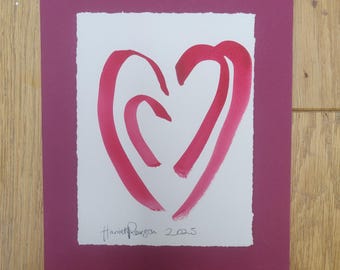 Pequeño cuadro a tinta de la artista Harriet Pearson. Cuadro de corazón rojo. Estilo minimalista. Original.