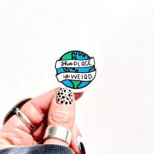 Deze plek is raar | Waterdichte sticker | Laptopsticker | Sticker waterfles | Laptopsticker | Leuke sticker | Sticker
