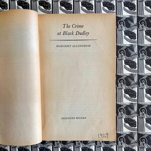 Puede incluir: El crimen en Black Dudley de Margery Allingham, un libro de bolsillo de Penguin Books publicado en 1929.