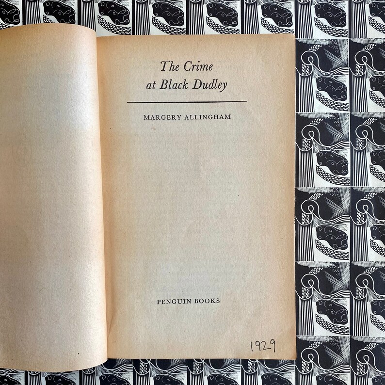 Puede incluir: El crimen en Black Dudley de Margery Allingham, un libro de bolsillo de Penguin Books publicado en 1929.