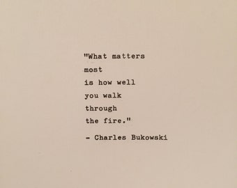 Charles Bukowski Gedicht von Hand eingegeben auf Vintage Schreibmaschine Buch Zitat Gedicht songtexte
