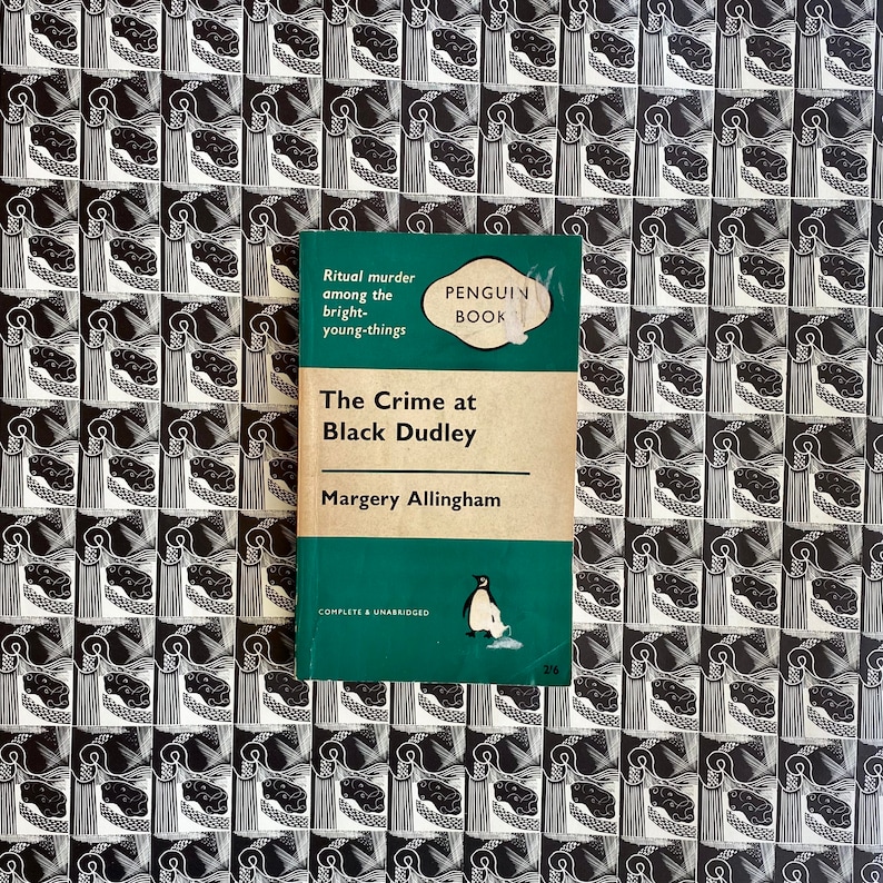 Puede incluir: Un libro de bolsillo Penguin Book verde con el t&iacute;tulo "The Crime at Black Dudley" de Margery Allingham. La portada presenta una ilustraci&oacute;n de ping&uuml;ino y el texto "Ritual murder among the bright-young-things".