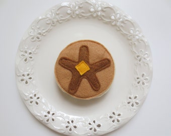 Juguete para gatos de fieltro con forma de panqueque y hierba gatera: ¡Diversión artesanal para el desayuno!
