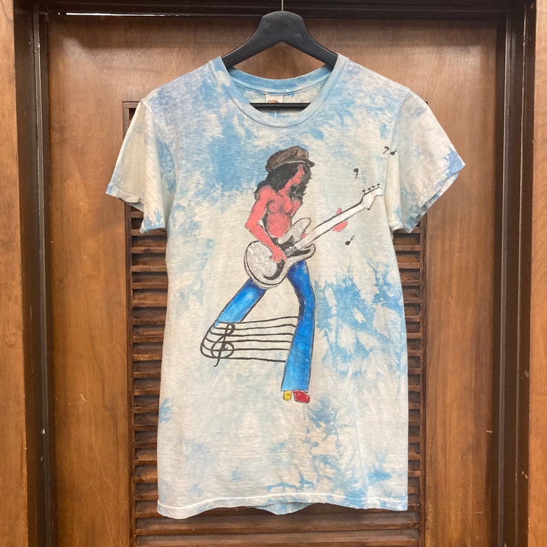 Vintage 1970's Original Cotton Topless Rocker Artwork Guitarrista Músico Rock n 'Roll camiseta, camiseta de los 70, ropa vintage imagen 3