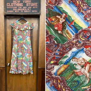 Abito hawaiano in cotone seersucker con cartolina dei cartoni animati Surfriders degli anni '40, cotone, hawaiano vintage, abito Tiki, abito da hostess, tropicale