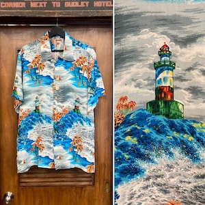Vintage 1950’s Size XL “Polynesian Sportswear” Hula Girl x Lighthouse Tropisches Tiki Crepe Hawaiihemd, passende Tasche, Deadstock