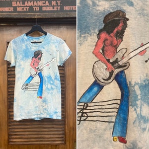 Vintage 1970's Original Cotton Topless Rocker Artwork Guitarrista Músico Rock n 'Roll camiseta, camiseta de los 70, ropa vintage imagen 1