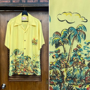 Puede incluir: Una camisa amarilla de manga corta con botones y estampado tropical con palmeras, personas y cielo azul. La camisa tiene un bolsillo en el lado izquierdo y un cuello.