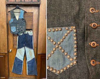 Vintage 1970 Increíble denim con tachuelas de dos piezas Glam Disco Mod Vest Flare Jeans Set, 2 piezas, conjunto a juego, traje de pantalón, tachuelas, patchwork,