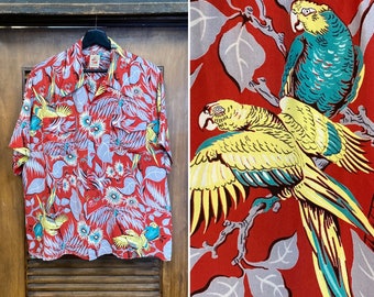 Chemise hawaïenne en rayonne soyeuse florale de la jungle des perroquets des années 40, col rond des années 40, vêtements vintage