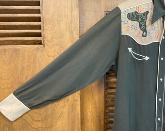【VTG 】1950年代 ハードプラスチック ウエスタンカウボーイ ブルーシャツ A 1950s Topflight Hawaiian shirt. Photos found at @barn.owl