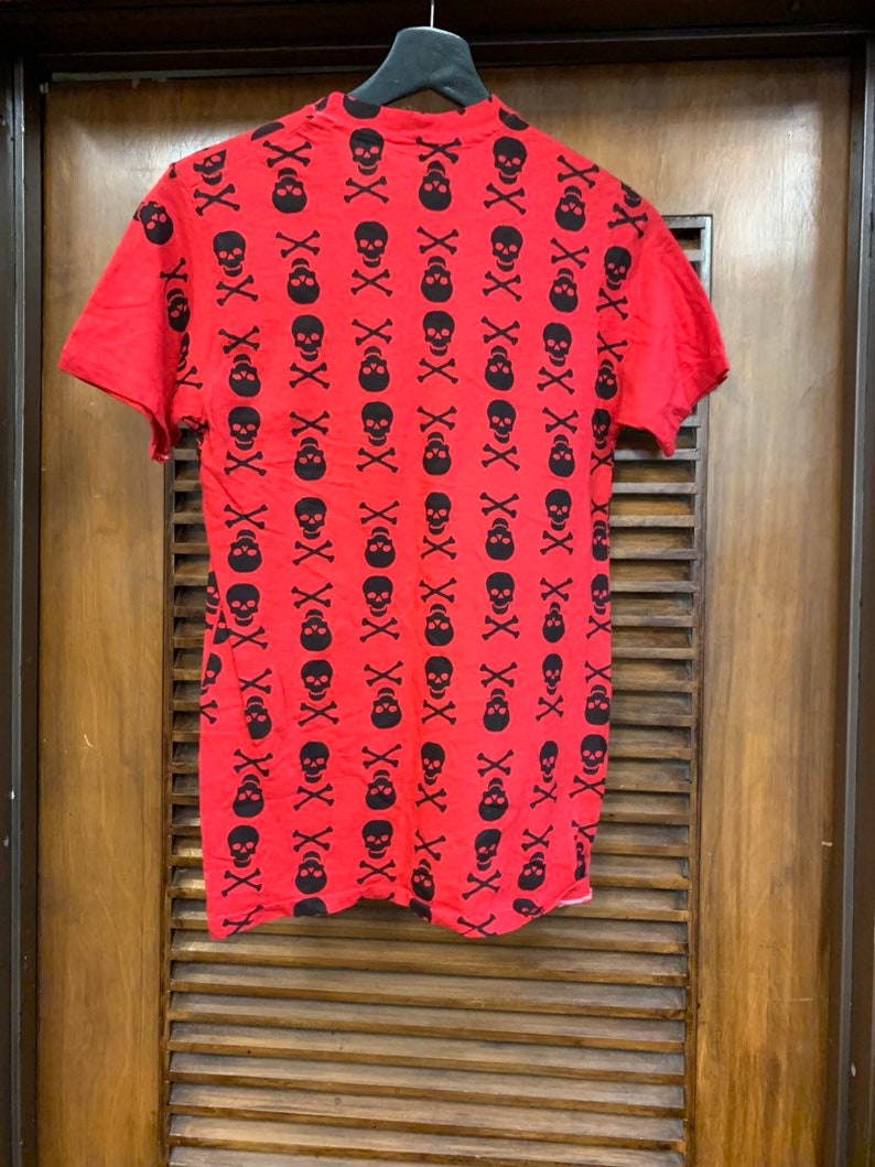 Vintage 1980's Red and Black Skull & Crossbones Tee, Vintage Clothing, Vintage Skull and Crossbones, Skulls, Motorcycle Club, Vintage 1980's image 2