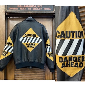 Vintage 1980 Größe XL Vorsicht Street Zeichen Hip Hop Lederjacke, 80er Jahre Lederjacke, 80er Jahre Streetwear, 80er Jahre Hip Hop, Vintage Kleidung