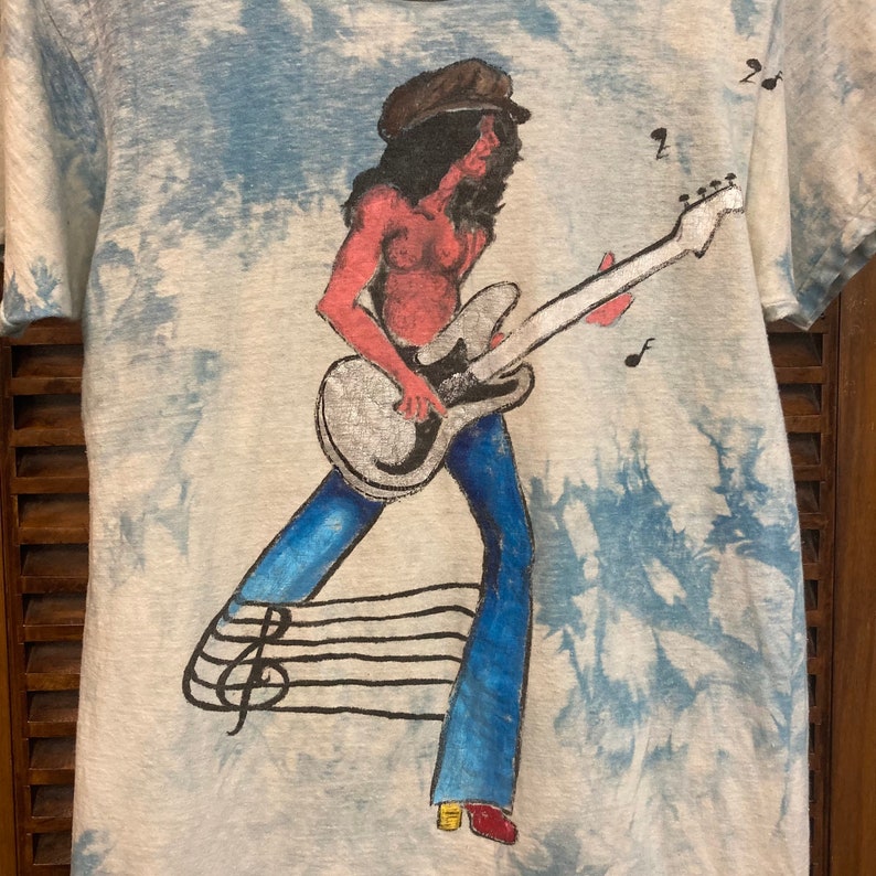 Vintage 1970's Original Cotton Topless Rocker Artwork Guitarrista Músico Rock n 'Roll camiseta, camiseta de los 70, ropa vintage imagen 7