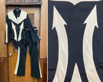 Vintage 1970-tals glam disco specialanpassad scendräkt, skjorta och byxor, tvådelat set, glam, 1970-tal, scenkläder, disco, pilar, svart & vitt, specialanpassat