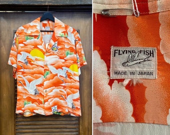 Vintage 1950er Jahre Größe L “Flying Fish” Label asiatisches Kranich Krepp Hawaiihemd, 50er Jahre Loop Kragen, Vintage Kleidung