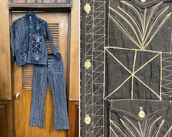 Vintage 1960-tals glamourös hippiejeans med tecknad broderi, tvådelat set med jacka och utsvängda jeans, tvådelat set, glamouröst, broderi, hippie, 1960
