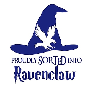 Pode incluir: Um design gráfico azul e branco de um chapéu de classificação com uma águia dentro. O texto "Proudly Sorted into Ravenclaw" está abaixo do chapéu.