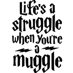 Może przedstawiać: Czarno-biały tekst graficzny, który brzmi "Life's a struggle when you're a muggle" z błyskawicami po obu stronach słowa "a".