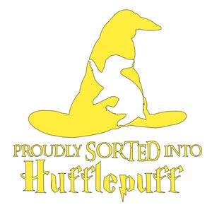 Pode incluir: Uma silhueta amarela do Chapéu Seletor da série Harry Potter com uma silhueta branca de um texugo dentro. O texto abaixo diz "Orgulhosamente Classificado em Lufa-Lufa".