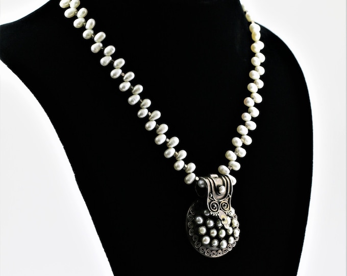 Vintage Oval Natural White Pearls Design Sterling 925 Silver Beautiful Necklace with Round Shape Pendant NC 1213