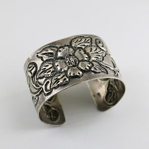 Vintage Schöne blühende Blumen Blumen Sakura Schnitt geätzt Manschette Design Armband 925 Sterling BR 10