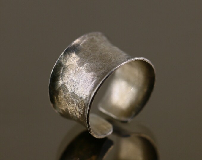 Vintage Size 8 Broad Simple Tarnished Hammered Cuff Ring 925 Sterling Silver RG 1691H