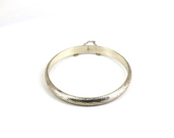 Vintage Narrow Beautiful Round Etched Scrolls Leaves Design