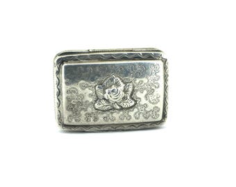 Scatola portapillole vintage in argento sterling con decorazioni floreali incise, modello OT 103