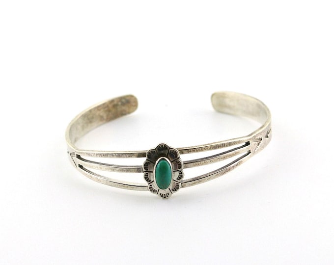 Vintage Navajo Small Etched Arrow Snake Ethnic Green Turquoise Stone Design Cuff Bracelet 925 Sterling Silver BR 344P